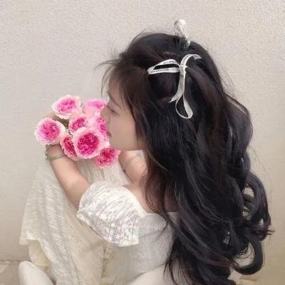 某天后之女直播带货翻车，学校展开调查，连日来持续发酵